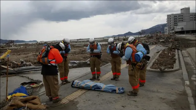 日本地震海啸灾难的死亡人数上升到5100多，另有8600人失踪，搜救人员又发现一具遇难者尸体。
