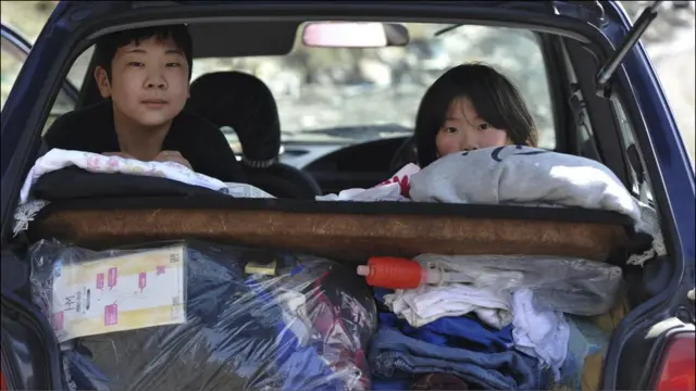 一些人带着所有能带的东西，到内陆寻找生路。