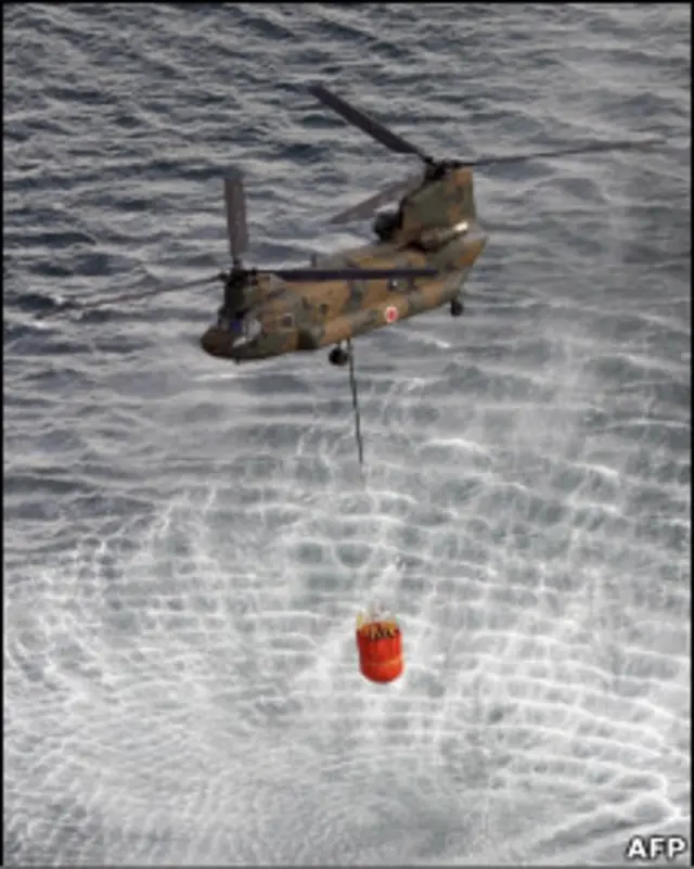 日本自卫队直升飞机抛洒海水冷却核反应堆