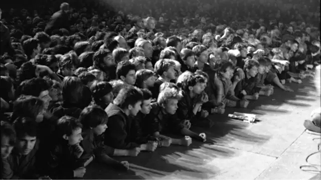 Публика на рок-концерте