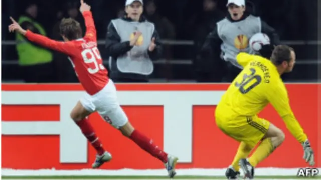 Спартаковец Дмитрий Комбаров забивает гол в игре с "Аяксом"