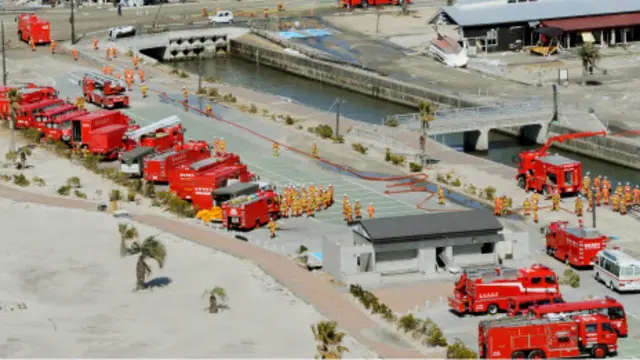 Truk militer dikerahkan menyemprotkan air di Fukushima Daiichi