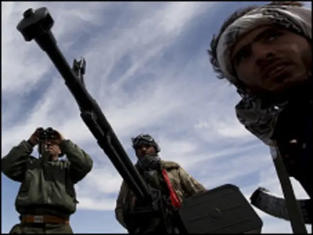 مخالفان مسلح سرهنگ قذافی از حمله هوایی به نیروهای رهبر لیبی حمایت می کنند 