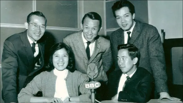 Nhân viên Ban Việt Ngữ năm 1965: Đứng: Trần Văn Minh, Thạch Xuân Kỳ, Nguyễn Phúc; Ngồi: Xuyến Như, Hữu Đại.