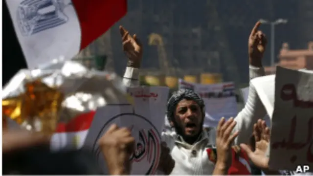 Warga Mesir memilih dalam referendum