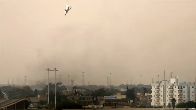 Pesawat tempur menukik setelah tampaknya ditembak di Benghazi