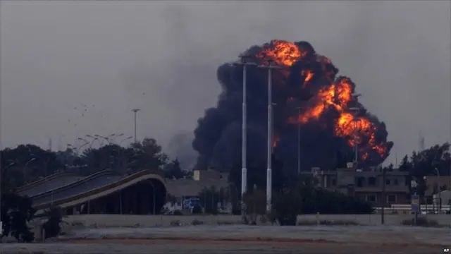 Ledakan terdengar setelah pesawat jatuh di tanah 