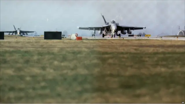 Pesawat F-18 diparkir di pangkalan NATO, Aviano, Italia 