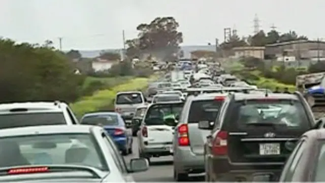 Antrian mobil keluar dari Benghazi