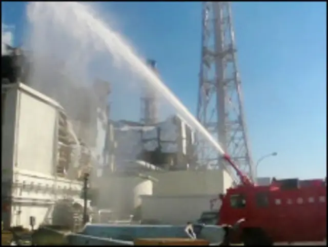 فوکو شیما کے ریکٹر نمبر تین پر پانی ڈالا جا رہا ہے