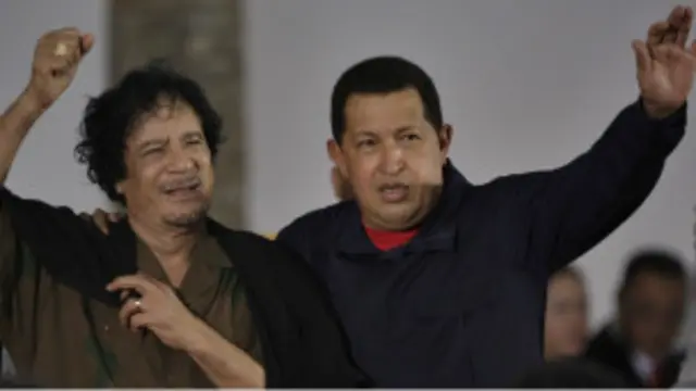 Kolonel Muammar Gaddafi (kiri) dan Presiden Venezuela, Hugo Chavez 