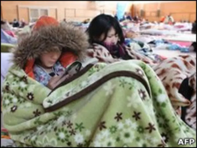 Hàng trăm ngàn người sống sót đang trú thân tại các nơi tạm trú đơn sơ, không có sưởi và thiếu thức ăn