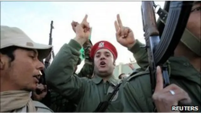 Para pendukung Gaddafi membentuk tameng manusia untuk melindungi kompleksnya