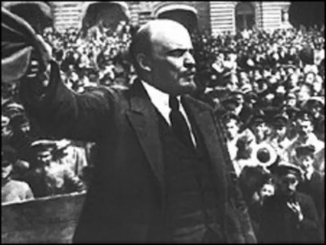 1924 में लंबी बीमारी के बाद हृदयाघात से लेनिन की मृत्यु हो गई.