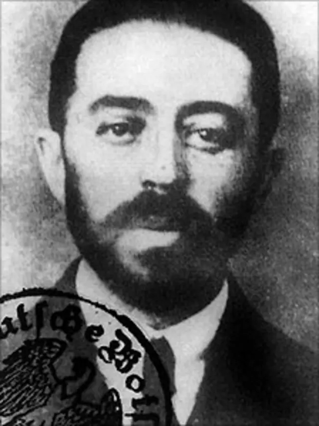 عکس گذرنامه سیدنی رایلی در سال ۱۹۱۸