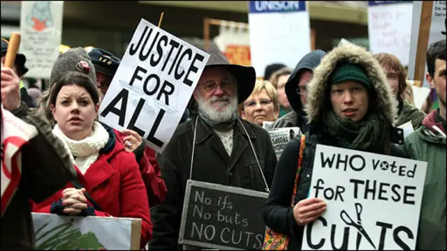 英国公共部门雇员举行示威，抗议裁员和削减开支。