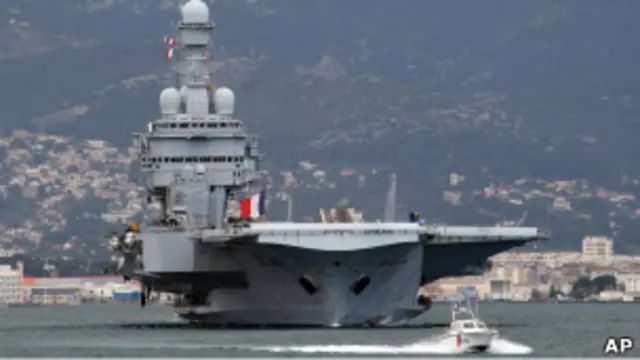 چارلس ڈی گال یا ٹولن جوہری اسلحہ بردار جہاز ہے اور اس پر 40 جنگی طیارے ڈھوئے جا سکتے ہیں۔ 