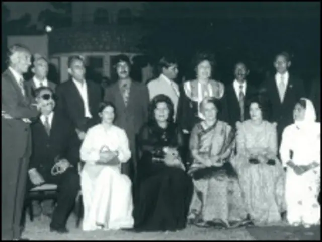 رادیو افغانستان صدای آوازخوانهای افغان را به گوش مردم رساند و رشد هنر آواز خوانی نیز کمک کرد