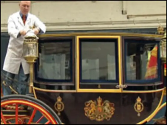 Funcionário limpa a carruagem usada por Diana, que pode ser coberta (Foto: AP)