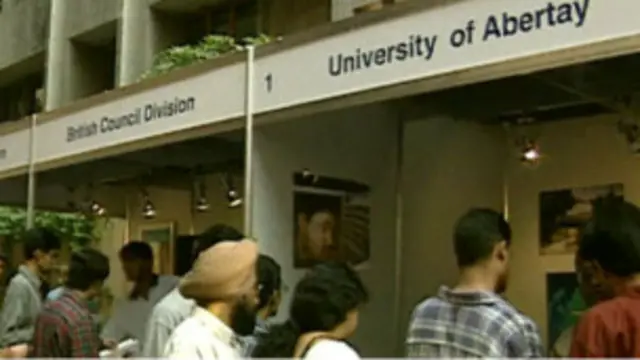 Студенты в очереди за визой