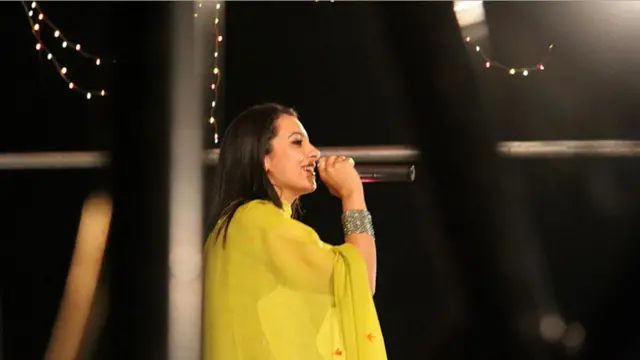 افغان ځوانه سندرغاړې فرزانه ناز، د نوي کال پر شپه ښکلې سندرې وویلې . له څو لسیزو راهیسې دا لومړۍ افغانه سندرغاړې ده چې په هلمند کې ګڼو مینه والو ته د سټېژ پرسر سندرې وايي . 