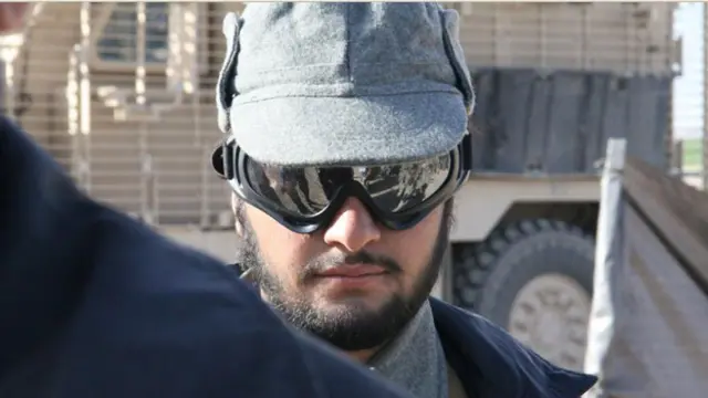 د افغان اردو یو سرتېری له لښکرګاه ښار بهر ته په الوتکه کې د امنیت نیولو لپاره چمتووالی نیسي . پولیس له طالبانو سره د مخامخېدا پرمهال د مناسبو او اړينو پوځي توکو له نشتوالي شکایت کوي . 