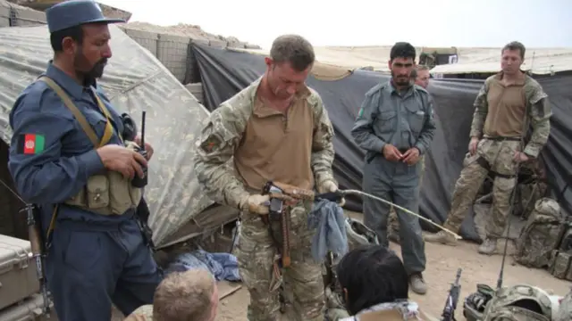 د پولیسو د تلاشۍ دغه پوسته له بهرنیو ځواکونو سره یوځای تلاشۍ کوي . دوی پر لاره له یوه اورپکي سره یوه تومانچه او یوه مخابره نویلي دي . 