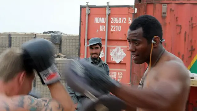  دوه برتانوي پوځيان د سوک وهلو لوبه کوي . کله چې ګزمه نه کوي، پوځيان او پولیس لوبې کوي . 