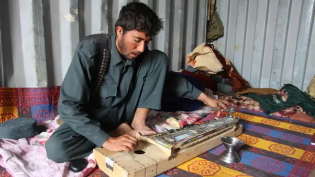 سګرټ څکول، اتڼ، موزیک غږول او ځینې وخت جګړه کول هغه چارې دي چې پولیس خپل وخت ورباندې تېروي . ګڼو پولیسو له څو کلونو راهیسې خپلې کورنۍ نه دي لیدلې . ددوی زیاتره سیمې د طالبانو په لاس کې دي . که ورستانه شي، وبه وژل شي . 