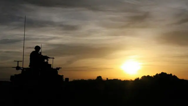 د برتانوي پوځيانو د ګزمې یو سرتېری د جکل ټانک پر سر د خپلې وسلې پر ماشه ګوته نیولې، ددوی دنده به د امنيتي چارو تر لېږد پوري دوام وکړي، او بیا به امنيتي چارې افغان ځواکونو ته سپارل کېږي . په پام کې ده چې د ۲۰۱۴ کال تر پایه به د بهرنیو ځواکونو جګړه ییز ماموریت پای ته رسېږي . 