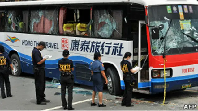 菲律賓警方勘驗被劫持的康泰旅行社旅遊大巴（24/8/2010）