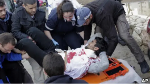 Медики помогают мужчине, пострадавшему в результате взрыва в центре Иерусалима