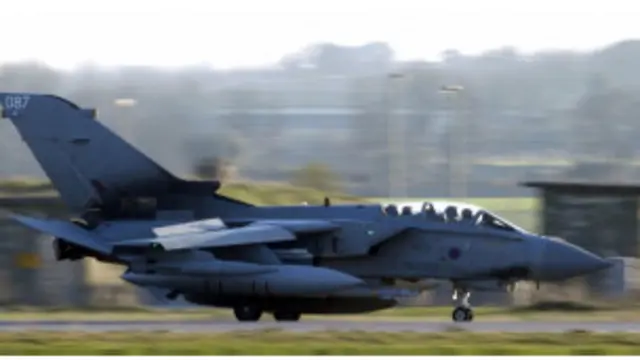 Британский "Торнадо" садится на базу на юге Италии