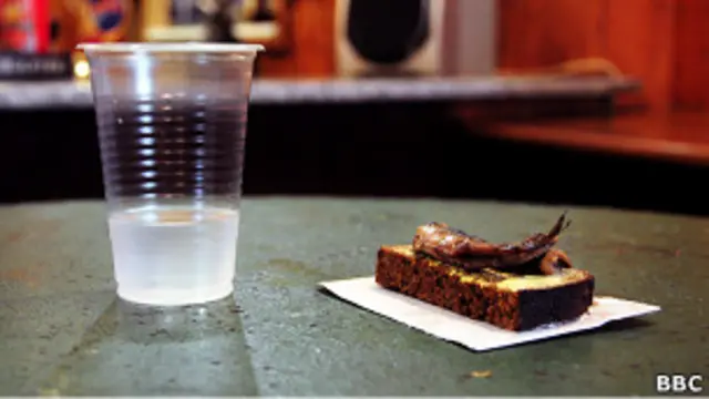 Стаканчик с водкой и бутерброд