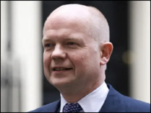 ولیم ہیگ اس بیان سے قبل کرنل قدافی کے لبیا چھوڑنے کے حق میں تھے