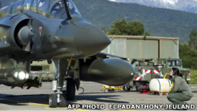 Seorang teknisi Prancis memeriksa pesawat tempur Mirage 2000 D milik Prancis