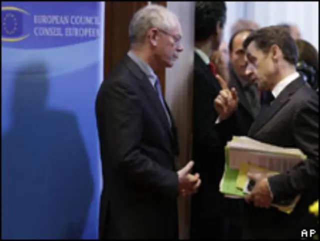 Van Rompuy e Sarkozy durante encontro da UE em Bruxelas (Foto: AP)