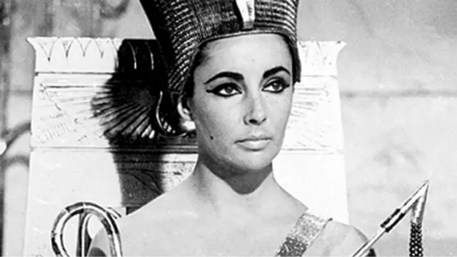 د عمر په وروستیو کې د الیزابیت ټایلور روغتیايي حالت مخ پر ځوړو شو، او ګڼو مناسباتو ته به پر ګرځنده څوکۍ ورتله . نوموړې د ۲۰۱۱ د مارچ پر ۲۳مه د ۷۹ کلونو په عمر ومړه .