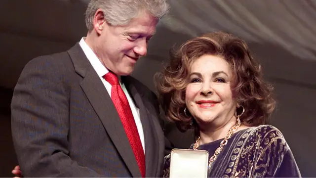 د ټایلور له نژدې ملګرو څخه د پاپ موسیقۍ وتلی سندرغای مایکل جېکسن هم و .