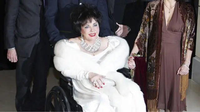 د امریکا مخکني ولسمشر بېل کلنټن د خپلې واکمنۍ په وروستیو کې پر ۲۰۰۱ کال آغلې ټایلور وازوله .