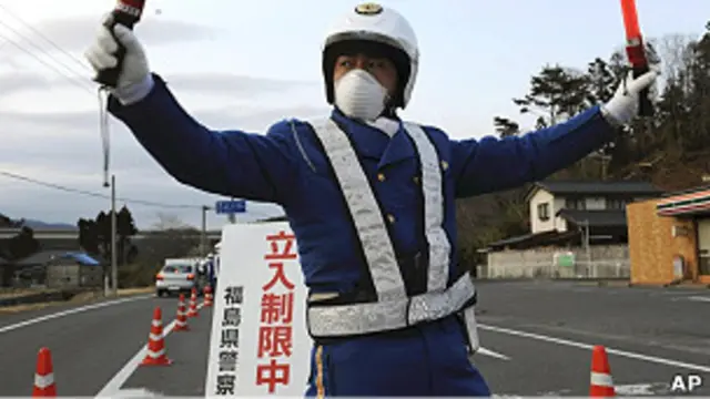 Policía a 30 km de Fukushima