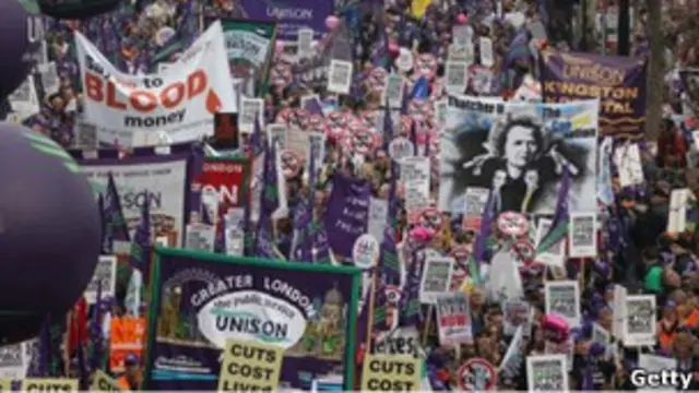 Транспаранты участников протестов в Лондоне