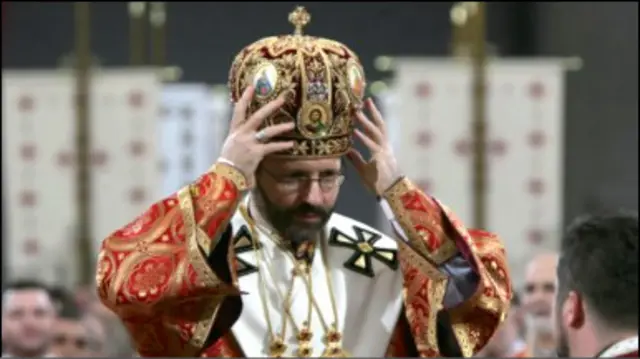 Святослав Шевчук одягає митру