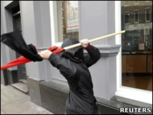 Manifestante tenta quebrar vitrine durante protesto em Londres