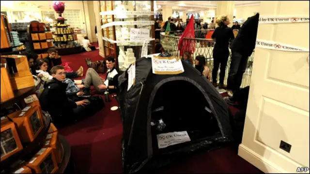 英国反削减组织成员占据位于伦敦市中心的老牌百货商店