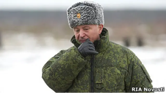 Число солдат-срочников в российской армии сократится до 10-15%, а в перспективе вооруженные силы и вовсе могут перейти на контрактный способ комплектования, заявил начальник Генштаба Вооруженных сил РФ генерал армии Николай Макаров. В российской армии количество солдат срочной службы по призыву в перспективе сократится до 10 - 15%, а число контрактников увеличится, как это сделано в армиях ряда стран НАТО, заявил начальник Генштаба Вооруженных сил РФ генерал армии Николай Макаров. "Например, в вооруженных силах Чехии есть малое количество, примерно 10 - 15%, "срочников". Мы тоже к этому придем", - сказал Н.Макаров. Он отметил, что озвученное недавно решение увеличить количество контрактников в российской армии до 425 тыс. человек - "это только первый этап". "Мы дальше будем двигаться к контрактной армии", - сказал Н.Макаров. По первоначальным планам реформирования Вооруженных сил в российской армии планировалось иметь примерно 100 тыс. контрактников на солдатских и сержантских должностях. Н.Макаров сообщил, что Генштаб тщательно изучил опыт перехода на контрактную армию в ряде стран, в том числе Польше, Чехии, Болгарии. "Контрактник вооруженных сил Польши получает сегодня в месяц $1100, из них $700 - за службу и $300 - 400 - за поднаем жилья. В Чехии контрактник получает $700, кроме того, военнослужащие от рядового до генерала получают по $500 за поднаем жилья. Мы тоже придем на эту сумму для контрактников", - сказал Н.Макаров. Он отметил, что в Минобороны РФ рассматривается как один из вариантов обеспечения жильем военнослужащих выплата достойных денег на поднаем жилья. В качестве положительного примера организации боевой подготовки контрактников он привел вооруженные силы Польши, где контрактники приходят на занятия по боевой подготовке в 8 утра и интенсивно занимаются до 16 часов, после чего они имеют право покинуть расположение воинской части. 