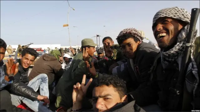 Quân nổi dậy ở Libya đang ăn mừng chiến thắng sau khi nắm giữ một số thị trấn của lực lượng quân sự trung thành với Tướng Muammar Gaddafi.