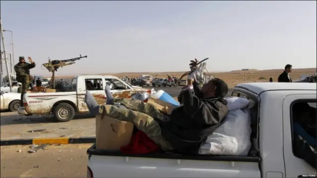 Quân nổi dậy đã được không quân của liên minh quốc tế giúp đỡ nhiều. 