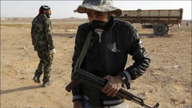 Võ trang khá thô sơ nên quân nổi dậy vẫn còn bất ngờ trước thế quân dẫn trước khá nhanh và khá dễ của mình. 