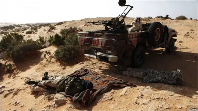 Trên đà thành công của ngày Chủ Nhật, quân nổi dậy đang tiến thẳng vào thị trấn Sirte, quê nhà của Tướng Gaddafi. 